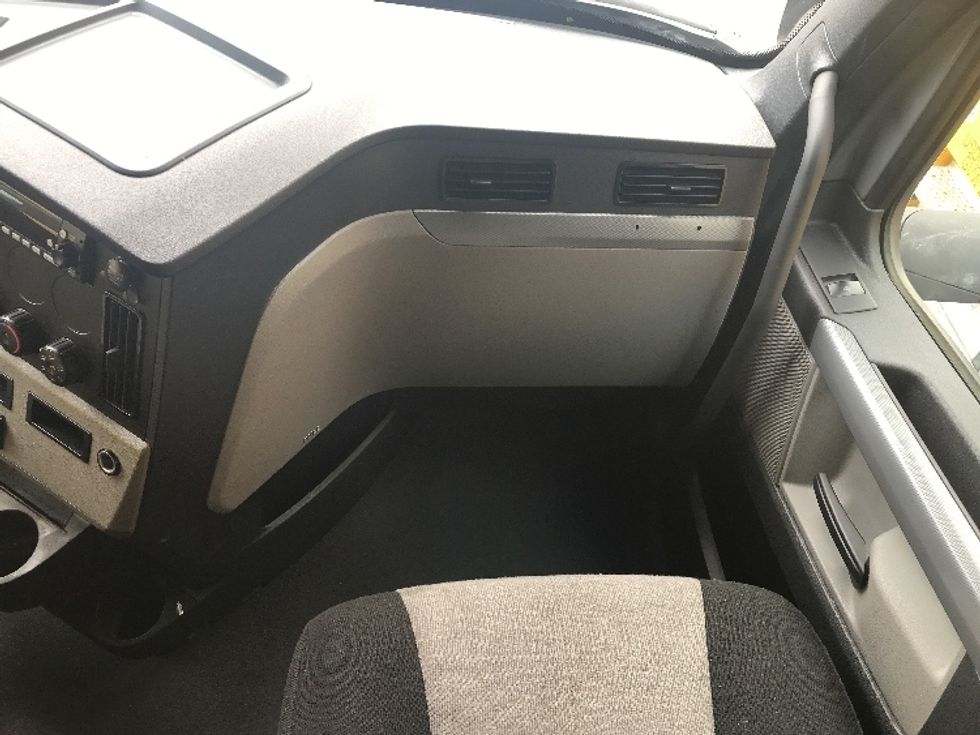 Sleeper Tractor-Heavy Duty Tractors-Freightliner-2022-T12664ST-Fontana-CA-360,392\n\t\tmiles-$ 93,000 - Image 14