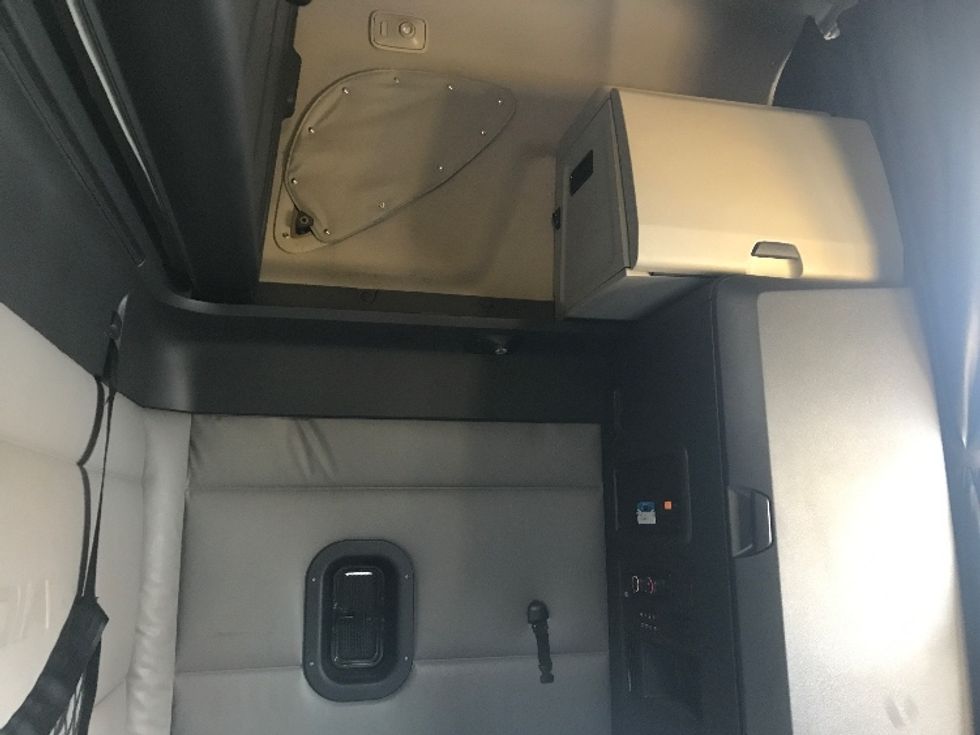 Sleeper Tractor-Heavy Duty Tractors-Freightliner-2022-T12664ST-Fontana-CA-360,392\n\t\tmiles-$ 93,000 - Image 18