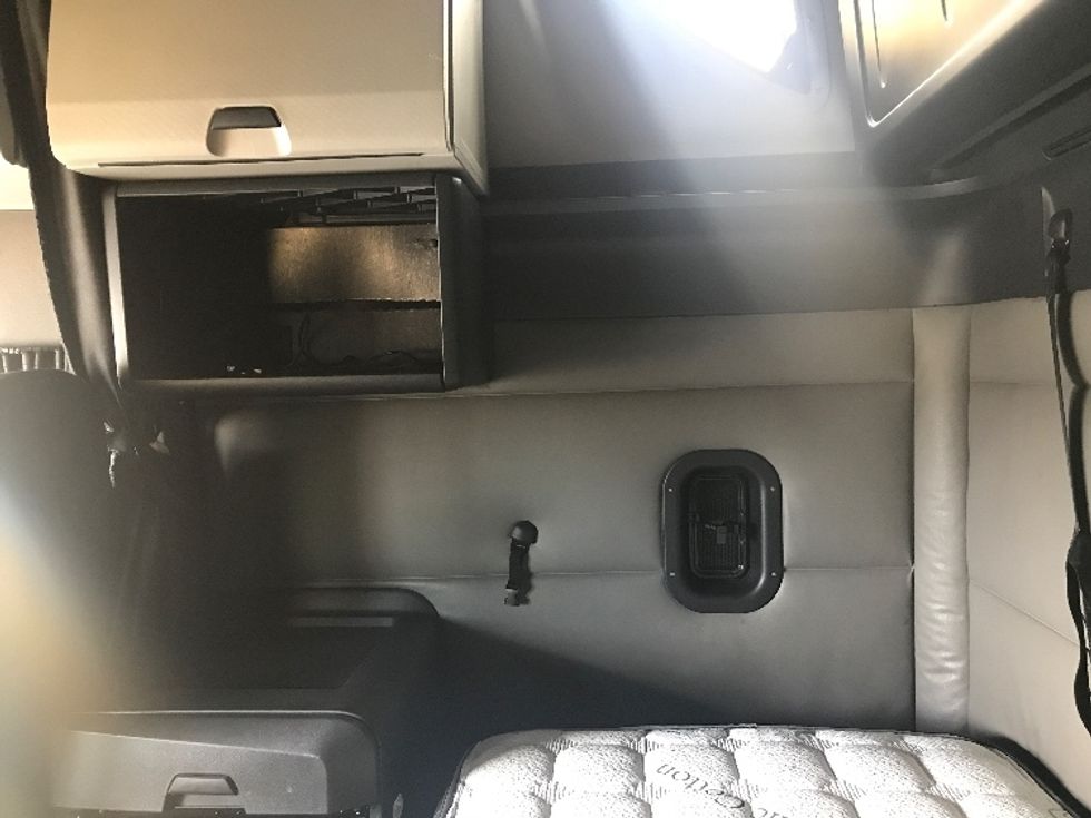 Sleeper Tractor-Heavy Duty Tractors-Freightliner-2022-T12664ST-Fontana-CA-360,392\n\t\tmiles-$ 93,000 - Image 19