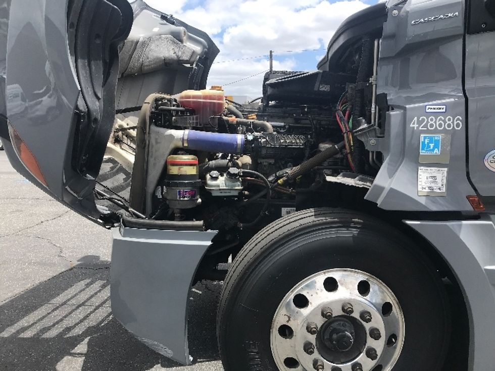 Sleeper Tractor-Heavy Duty Tractors-Freightliner-2022-T12664ST-Fontana-CA-360,392\n\t\tmiles-$ 93,000 - Image 21