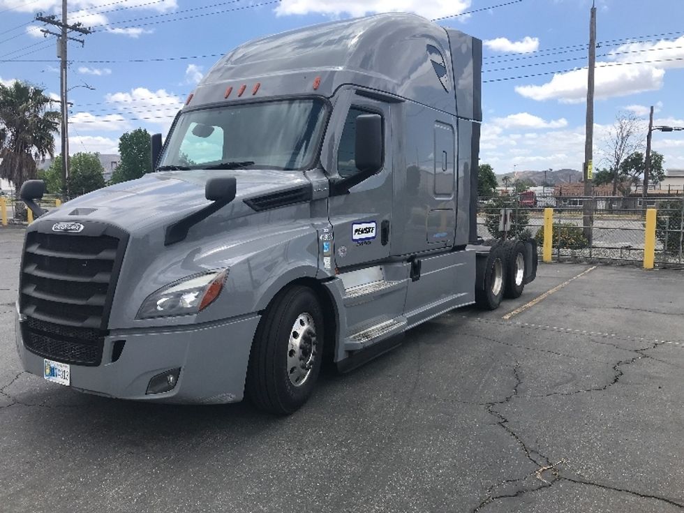 Sleeper Tractor-Heavy Duty Tractors-Freightliner-2022-T12664ST-Fontana-CA-360,392\n\t\tmiles-$ 93,000 - Image 3