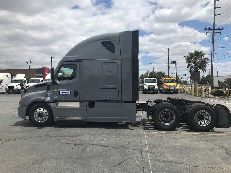 Sleeper Tractor-Heavy Duty Tractors-Freightliner-2022-T12664ST-Fontana-CA-360,392\n\t\tmiles-$ 93,000 - Image 4