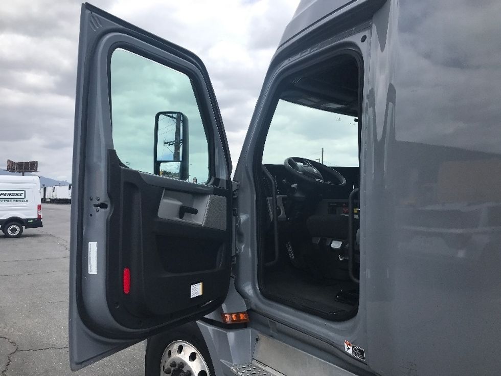 Sleeper Tractor-Heavy Duty Tractors-Freightliner-2022-T12664ST-Fontana-CA-360,392\n\t\tmiles-$ 93,000 - Image 9