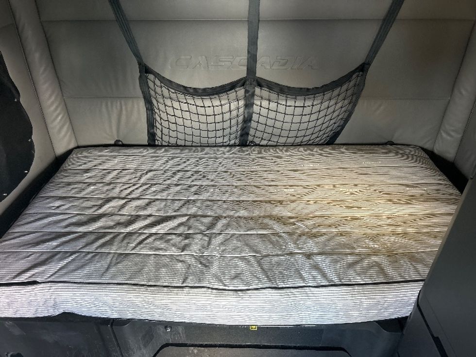 Sleeper Tractor-Heavy Duty Tractors-Freightliner-2022-T12664ST-Fontana-CA-386,279\n\t\tmiles-$ 94,250 - Image 17