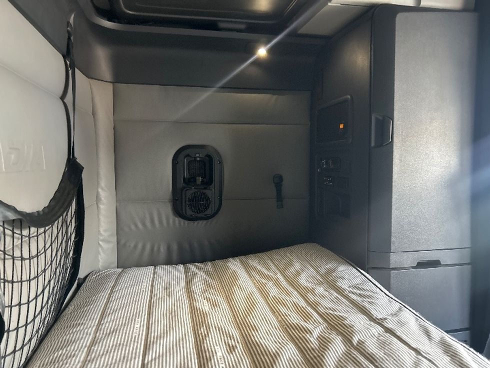 Sleeper Tractor-Heavy Duty Tractors-Freightliner-2022-T12664ST-Fontana-CA-386,279\n\t\tmiles-$ 94,250 - Image 18