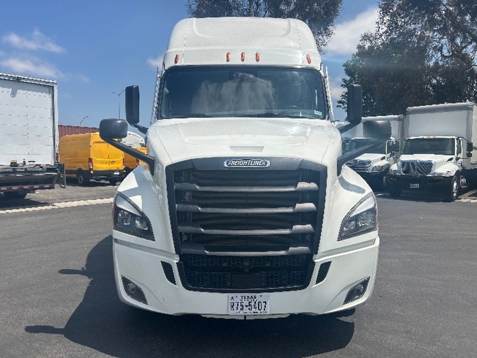 Sleeper Tractor-Heavy Duty Tractors-Freightliner-2022-T12664ST-Fontana-CA-386,279\n\t\tmiles-$ 94,250 - Image 2