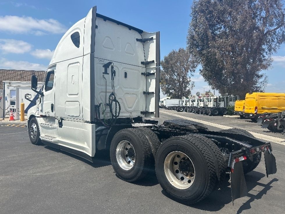 Sleeper Tractor-Heavy Duty Tractors-Freightliner-2022-T12664ST-Fontana-CA-386,279\n\t\tmiles-$ 94,250 - Image 5