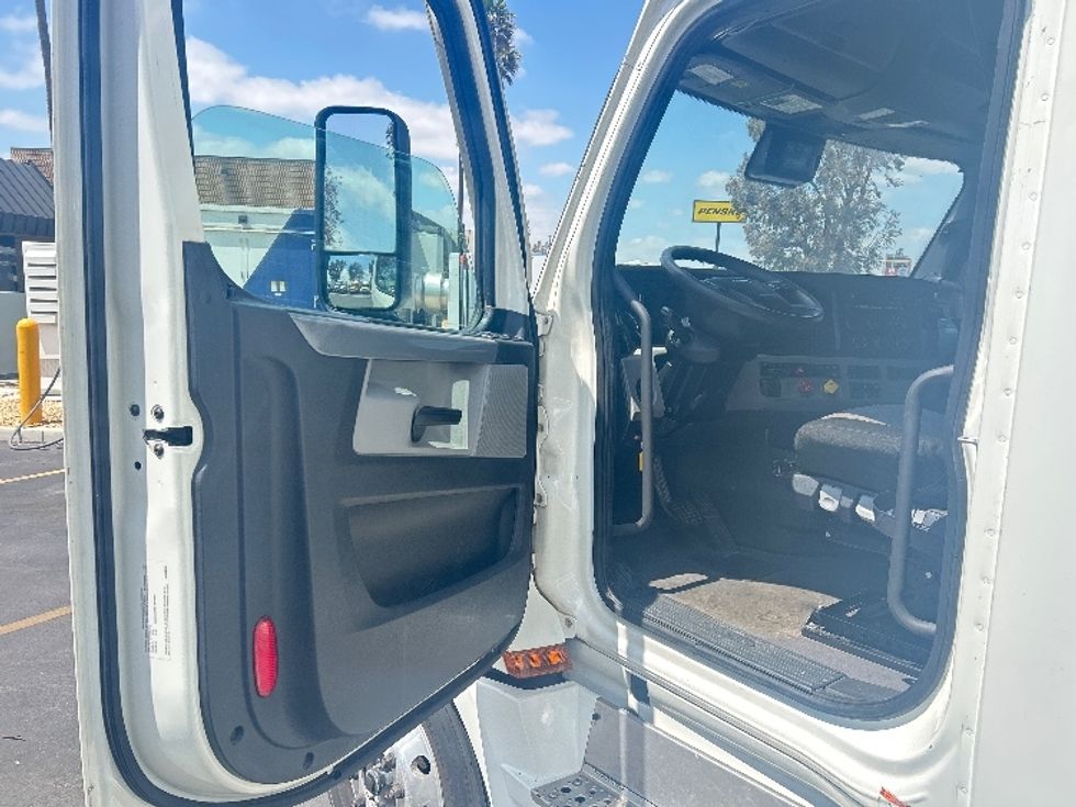 Sleeper Tractor-Heavy Duty Tractors-Freightliner-2022-T12664ST-Fontana-CA-386,279\n\t\tmiles-$ 94,250 - Image 9