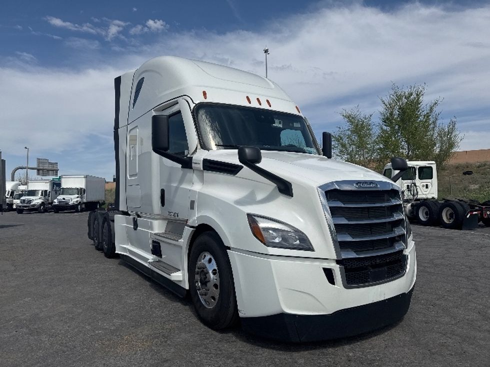 Sleeper Tractor-Heavy Duty Tractors-Freightliner-2022-T12664ST-Fontana-CA-391,337\n\t\tmiles-$ 92,000 - Image 1
