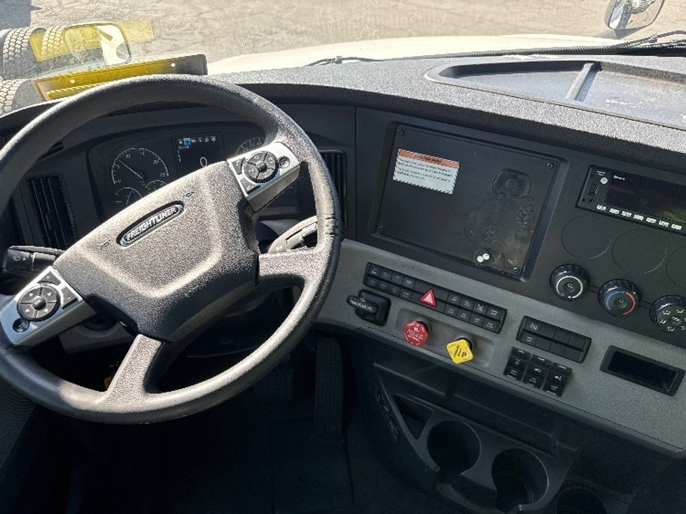 Sleeper Tractor-Heavy Duty Tractors-Freightliner-2022-T12664ST-Fontana-CA-391,337\n\t\tmiles-$ 92,000 - Image 11