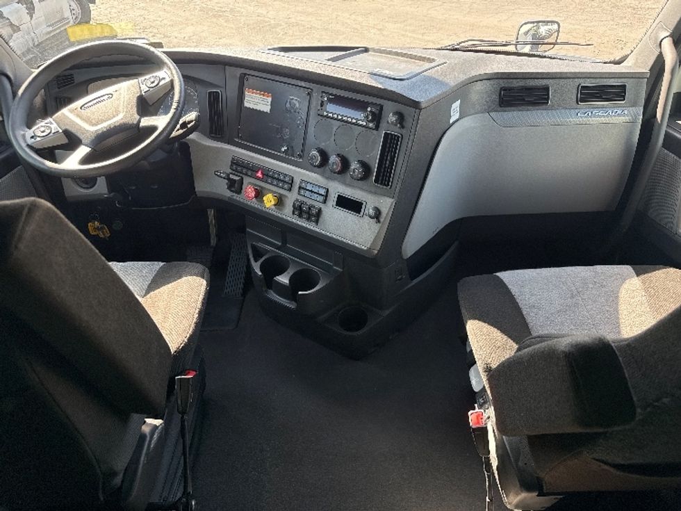 Sleeper Tractor-Heavy Duty Tractors-Freightliner-2022-T12664ST-Fontana-CA-391,337\n\t\tmiles-$ 92,000 - Image 12