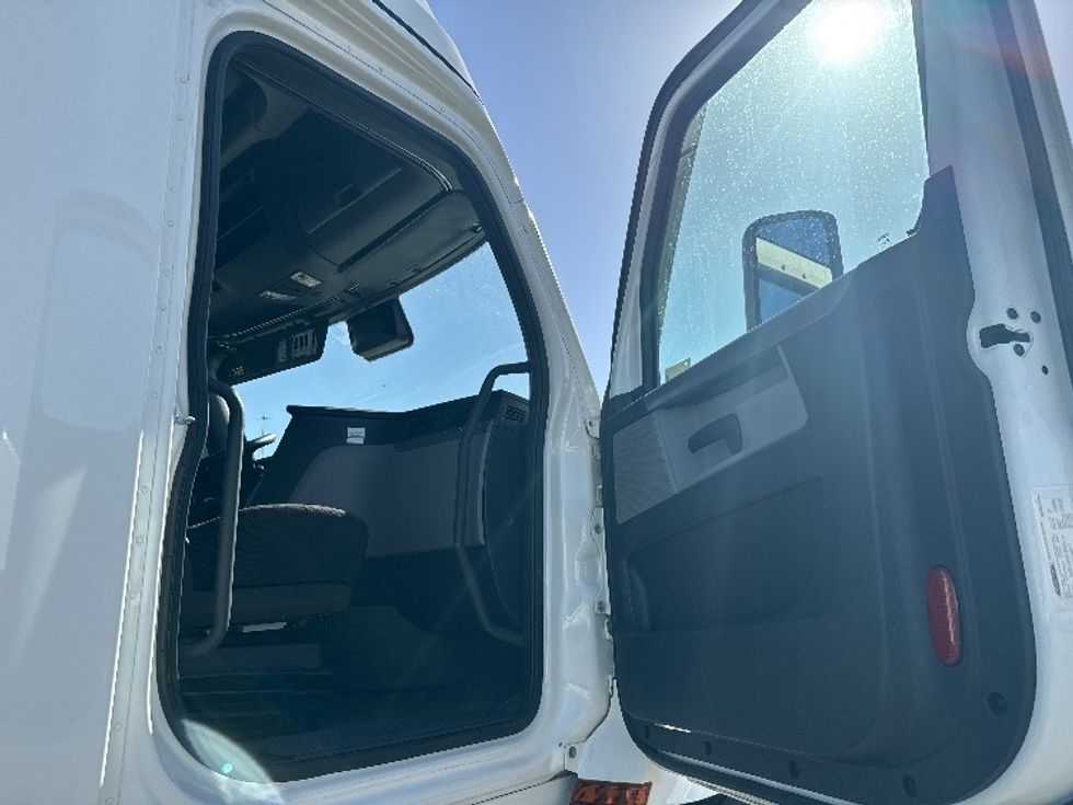 Sleeper Tractor-Heavy Duty Tractors-Freightliner-2022-T12664ST-Fontana-CA-391,337\n\t\tmiles-$ 92,000 - Image 13