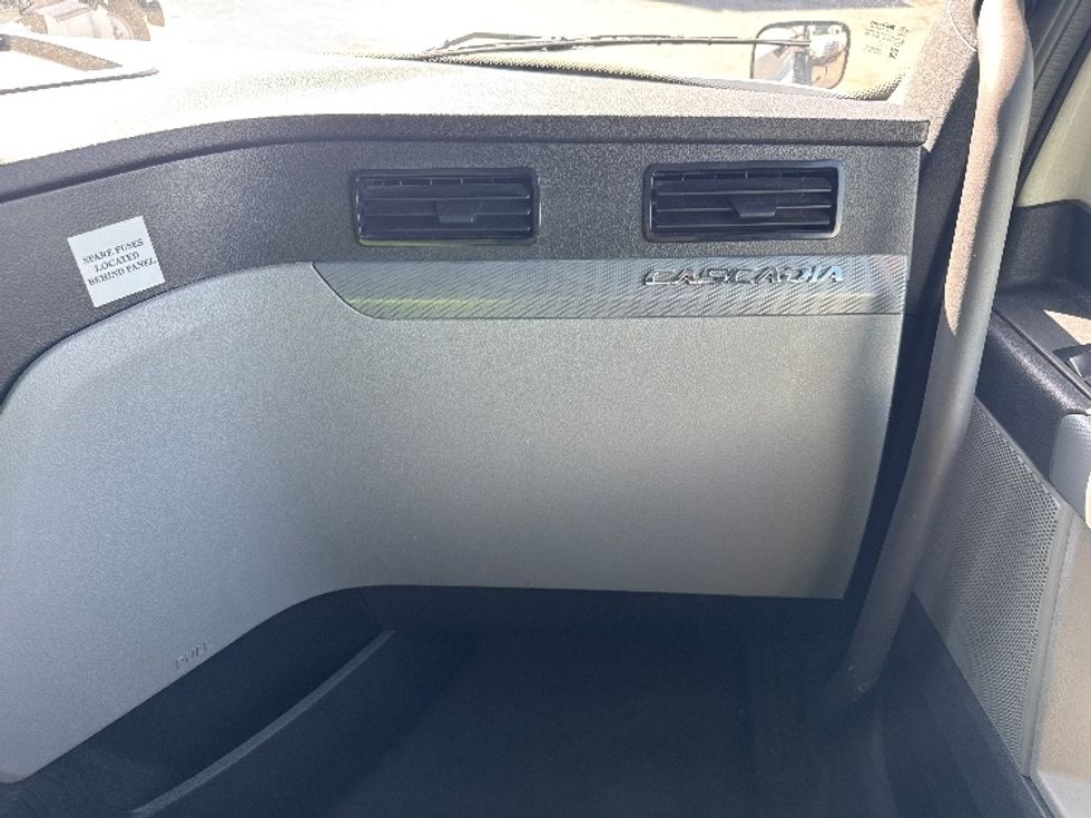 Sleeper Tractor-Heavy Duty Tractors-Freightliner-2022-T12664ST-Fontana-CA-391,337\n\t\tmiles-$ 92,000 - Image 14