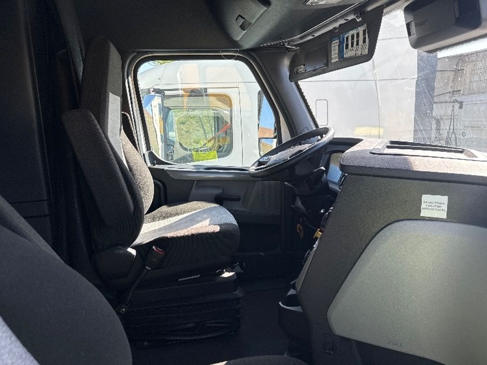 Sleeper Tractor-Heavy Duty Tractors-Freightliner-2022-T12664ST-Fontana-CA-391,337\n\t\tmiles-$ 92,000 - Image 15