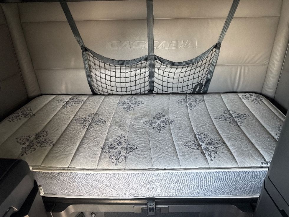 Sleeper Tractor-Heavy Duty Tractors-Freightliner-2022-T12664ST-Fontana-CA-391,337\n\t\tmiles-$ 92,000 - Image 17