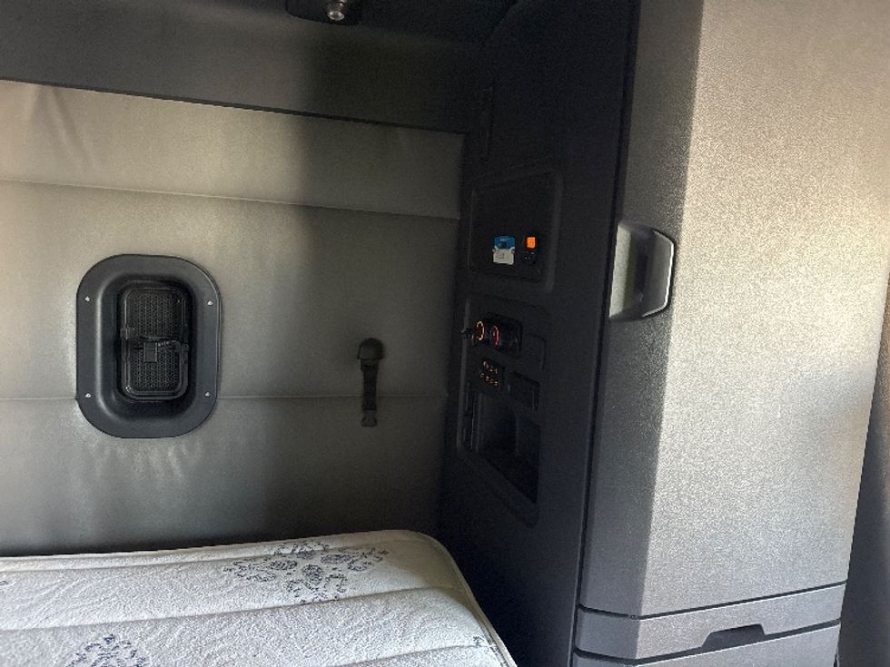 Sleeper Tractor-Heavy Duty Tractors-Freightliner-2022-T12664ST-Fontana-CA-391,337\n\t\tmiles-$ 92,000 - Image 18