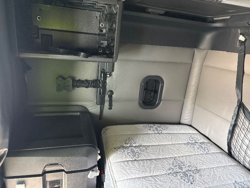 Sleeper Tractor-Heavy Duty Tractors-Freightliner-2022-T12664ST-Fontana-CA-391,337\n\t\tmiles-$ 92,000 - Image 19