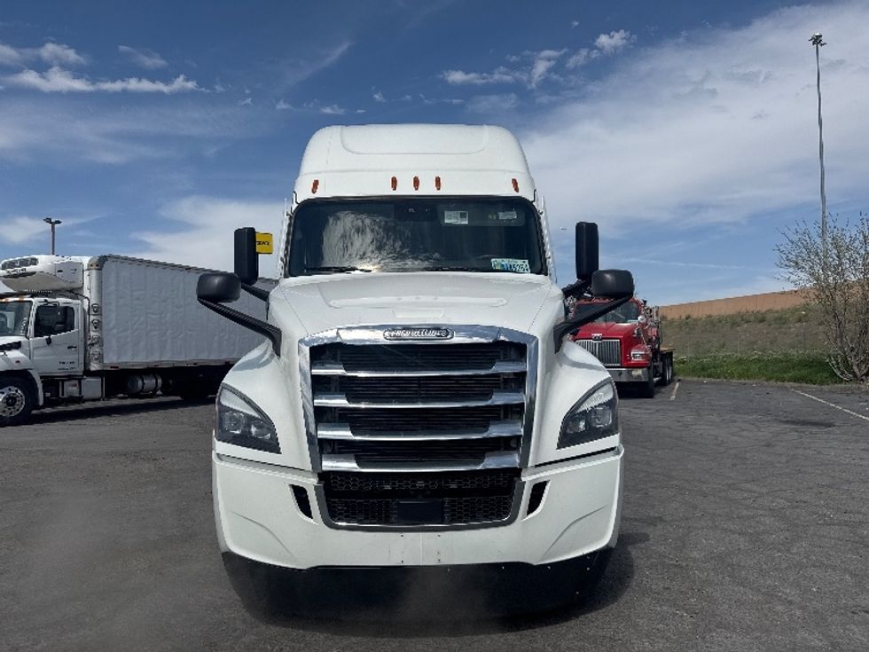 Sleeper Tractor-Heavy Duty Tractors-Freightliner-2022-T12664ST-Fontana-CA-391,337\n\t\tmiles-$ 92,000 - Image 2