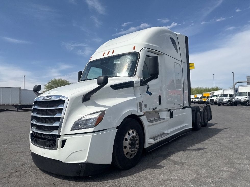 Sleeper Tractor-Heavy Duty Tractors-Freightliner-2022-T12664ST-Fontana-CA-391,337\n\t\tmiles-$ 92,000 - Image 3
