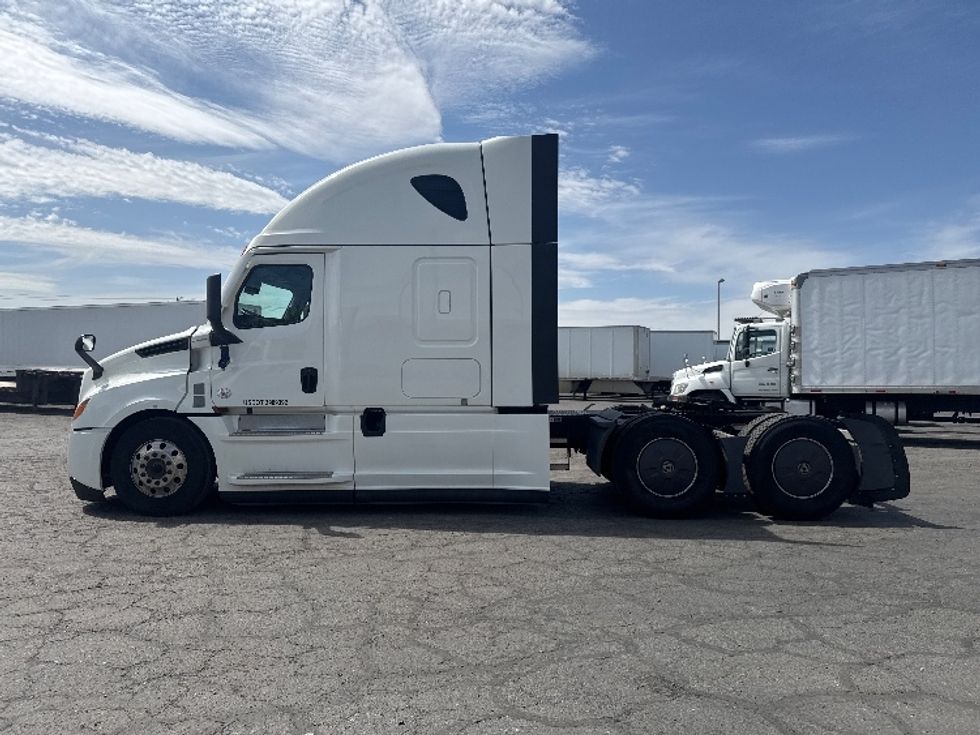 Sleeper Tractor-Heavy Duty Tractors-Freightliner-2022-T12664ST-Fontana-CA-391,337\n\t\tmiles-$ 92,000 - Image 4