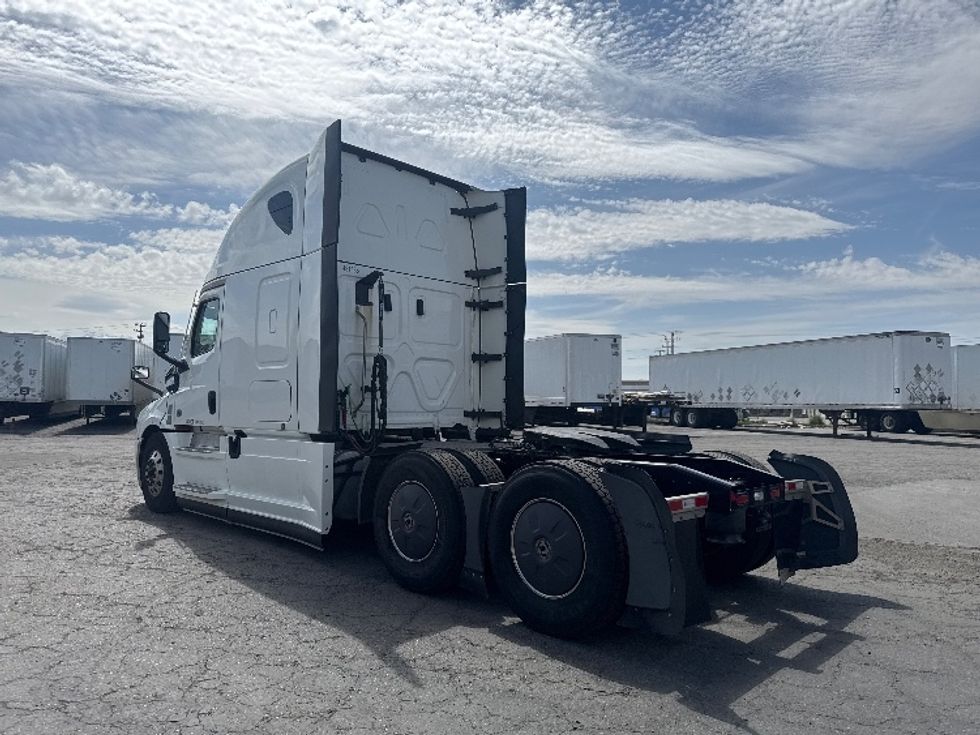 Sleeper Tractor-Heavy Duty Tractors-Freightliner-2022-T12664ST-Fontana-CA-391,337\n\t\tmiles-$ 92,000 - Image 5