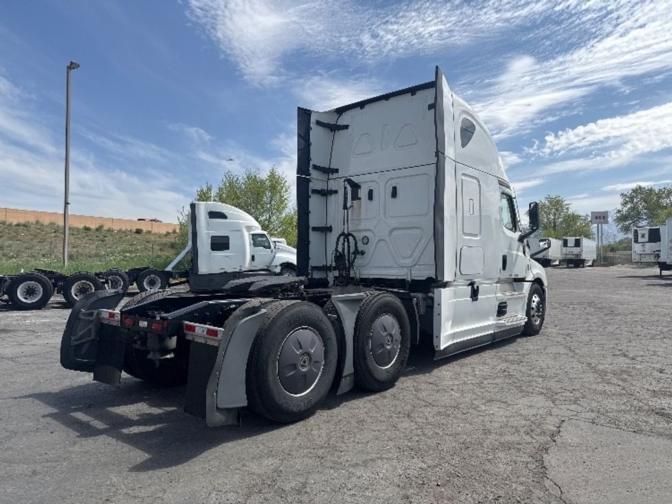 Sleeper Tractor-Heavy Duty Tractors-Freightliner-2022-T12664ST-Fontana-CA-391,337\n\t\tmiles-$ 92,000 - Image 7