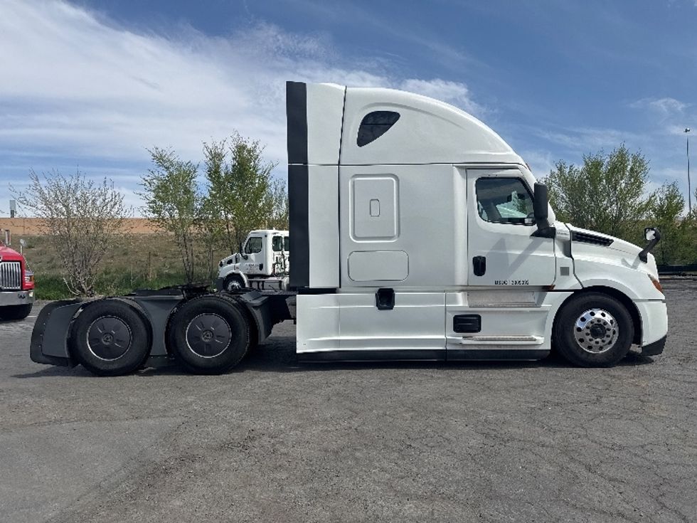 Sleeper Tractor-Heavy Duty Tractors-Freightliner-2022-T12664ST-Fontana-CA-391,337\n\t\tmiles-$ 92,000 - Image 8