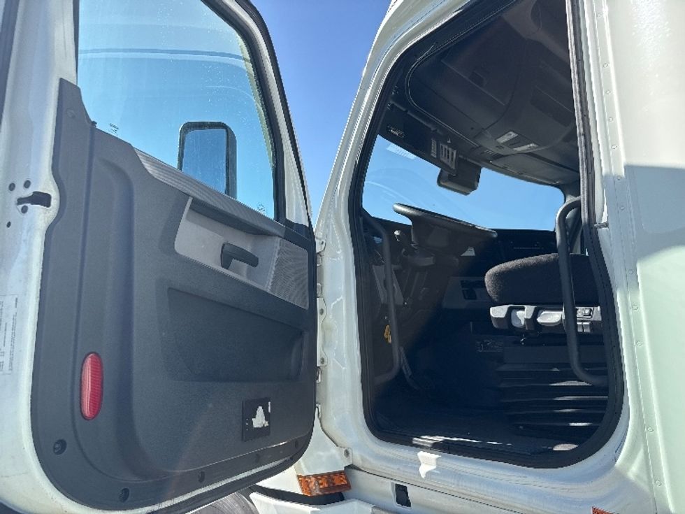 Sleeper Tractor-Heavy Duty Tractors-Freightliner-2022-T12664ST-Fontana-CA-391,337\n\t\tmiles-$ 92,000 - Image 9