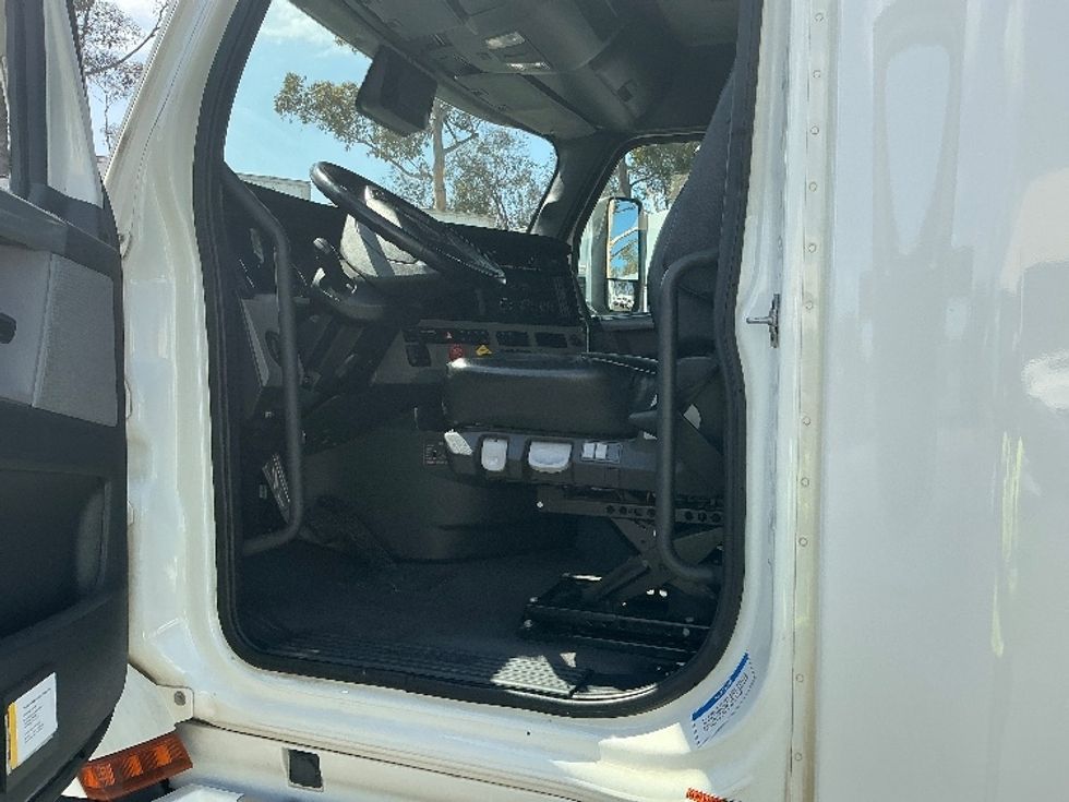 2022 Freightliner Cascadia 126" Sleeper Cab photo 10