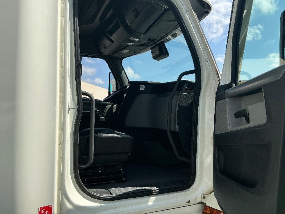 2022 Freightliner Cascadia 126" Sleeper Cab photo 13