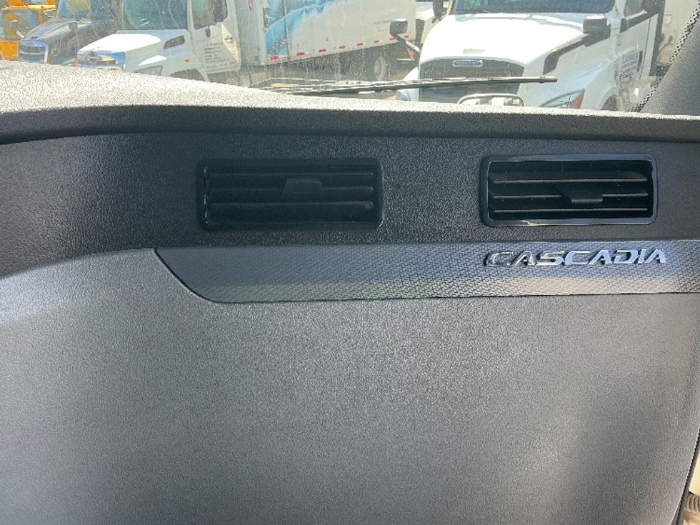 2022 Freightliner Cascadia 126" Sleeper Cab photo 14