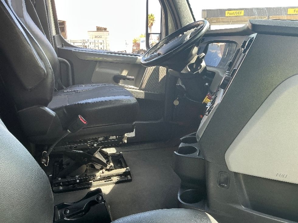 2022 Freightliner Cascadia 126" Sleeper Cab photo 15