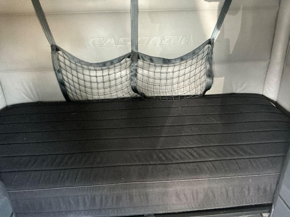 2022 Freightliner Cascadia 126" Sleeper Cab photo 16