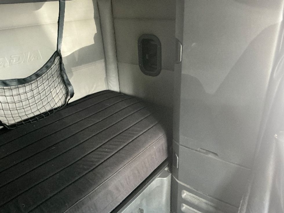 Sleeper Tractor-Heavy Duty Tractors-Freightliner-2022-T12664ST-Fontana-CA-415,616\n\t\tmiles-$ 89,250 - Image 17