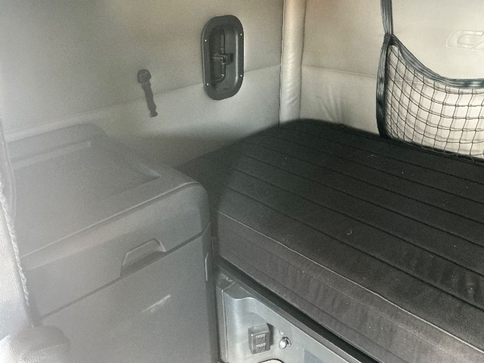 2022 Freightliner Cascadia 126" Sleeper Cab photo 17