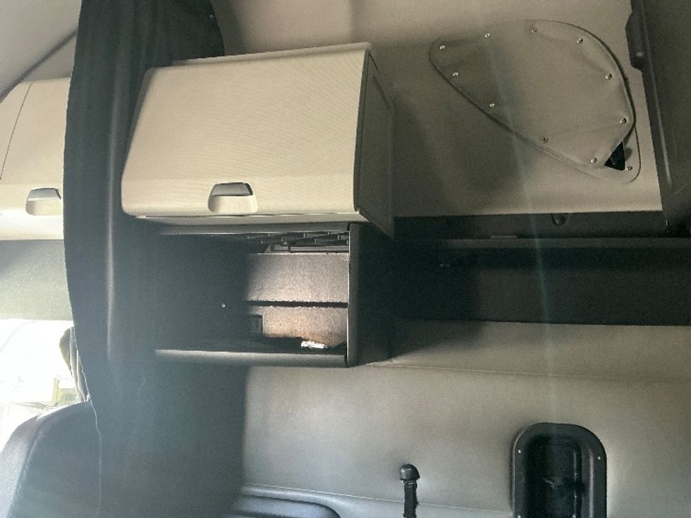 2022 Freightliner Cascadia 126" Sleeper Cab photo 18
