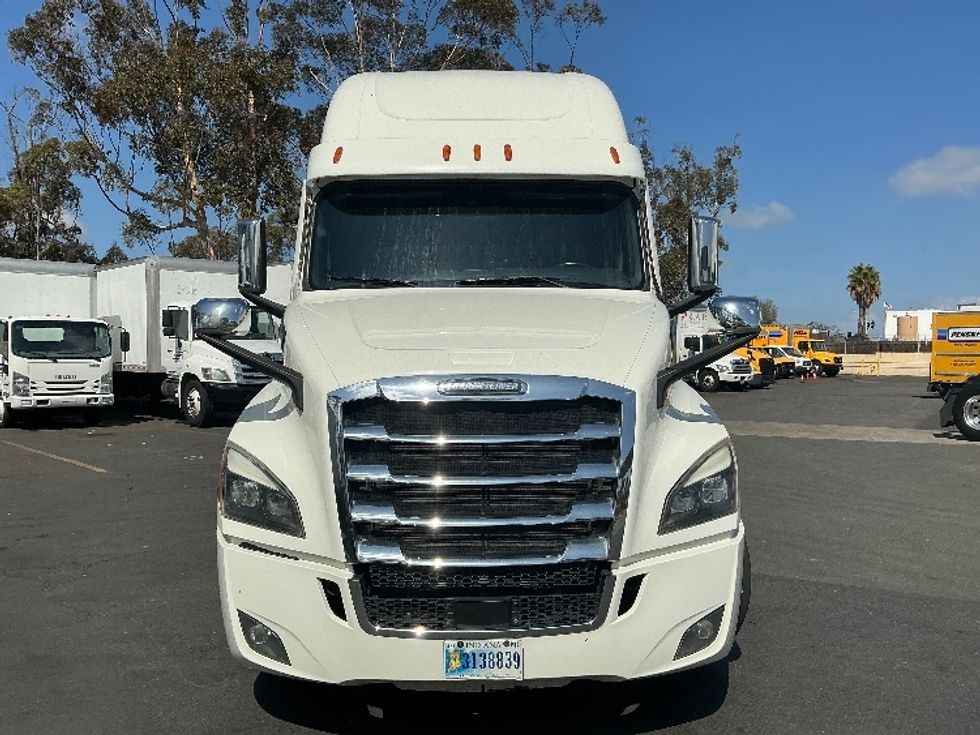 2022 Freightliner Cascadia 126" Sleeper Cab photo 2