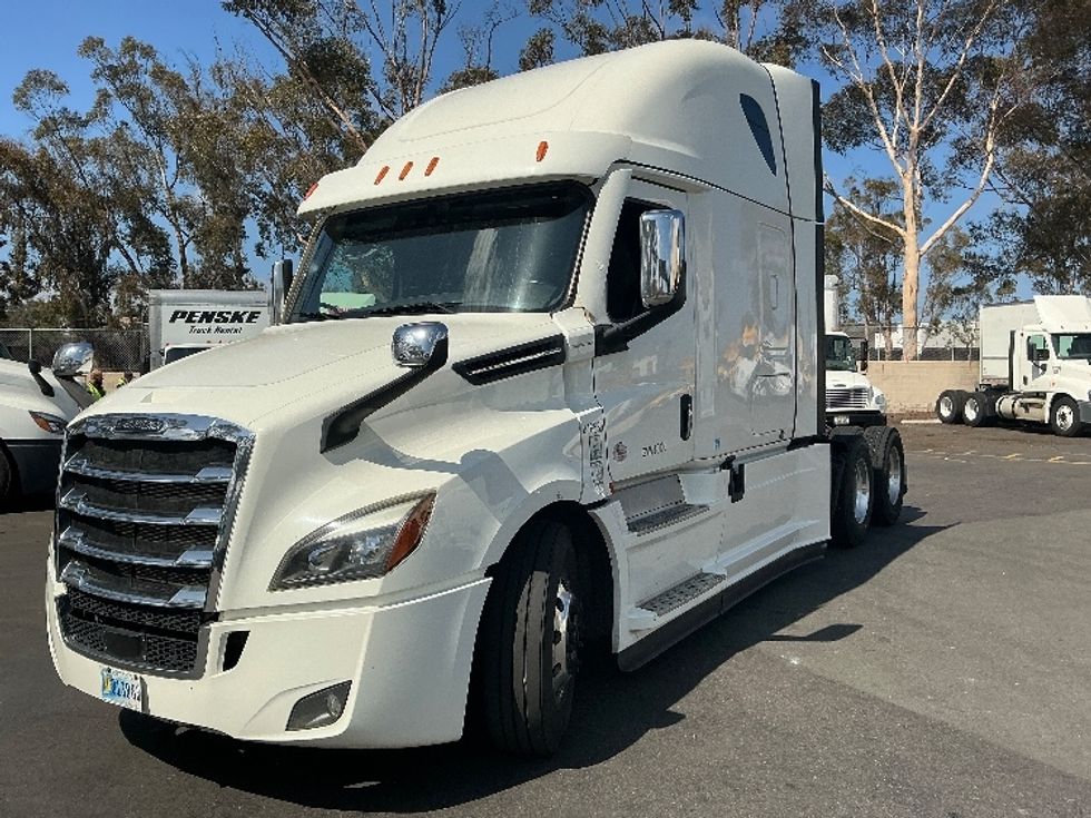 2022 Freightliner Cascadia 126" Sleeper Cab photo 3