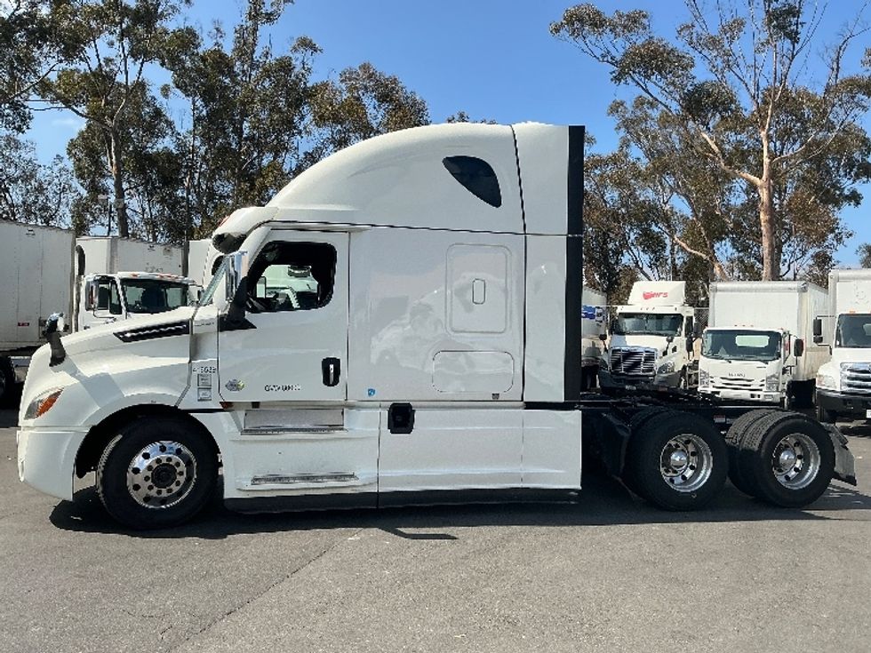 2022 Freightliner Cascadia 126" Sleeper Cab photo 4
