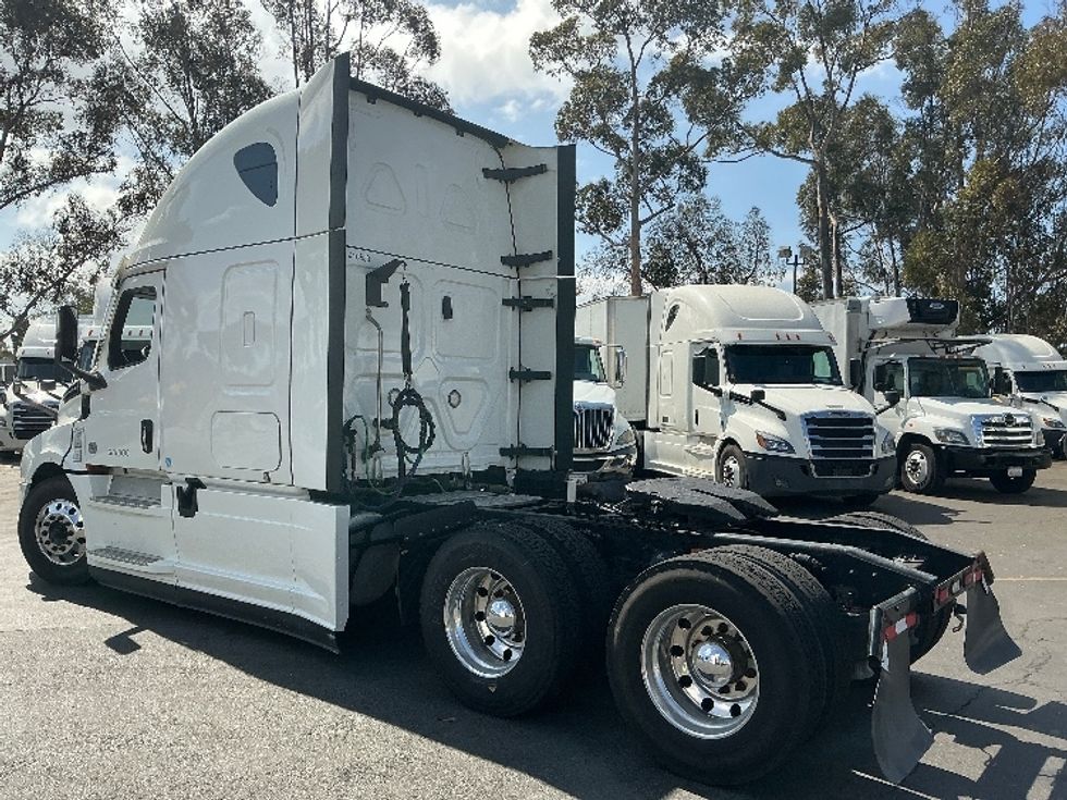 2022 Freightliner Cascadia 126" Sleeper Cab photo 5