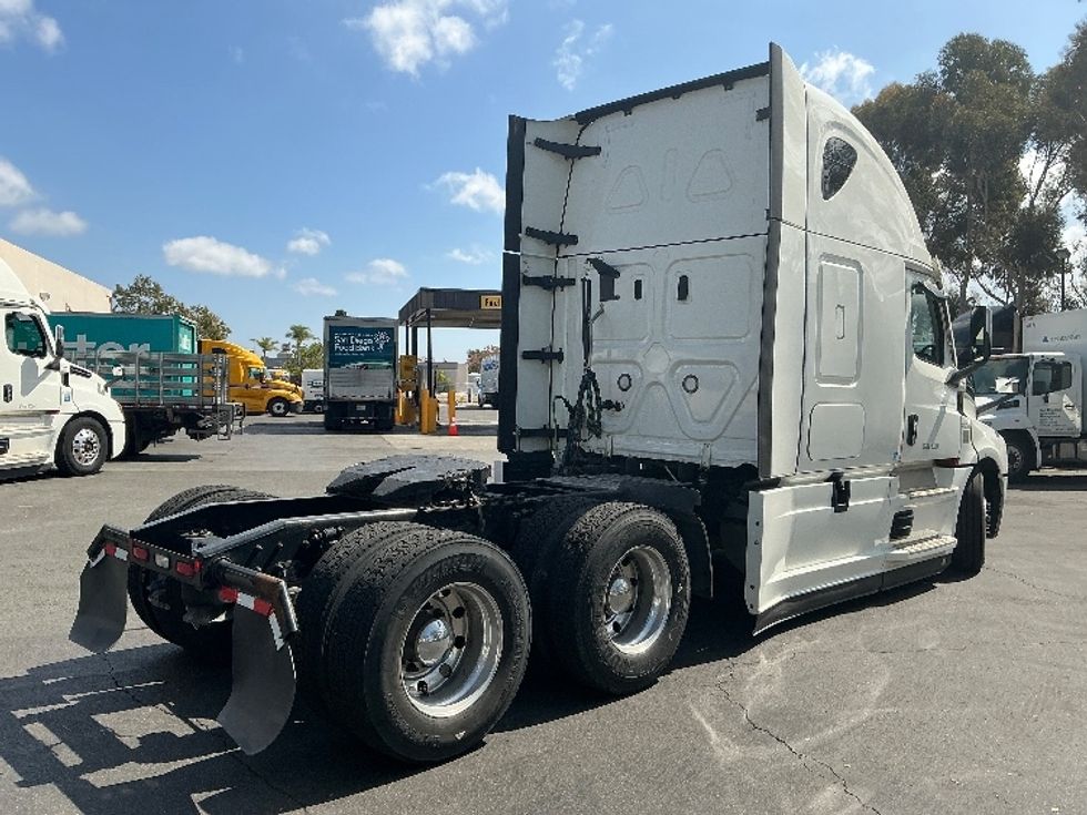 2022 Freightliner Cascadia 126" Sleeper Cab photo 7