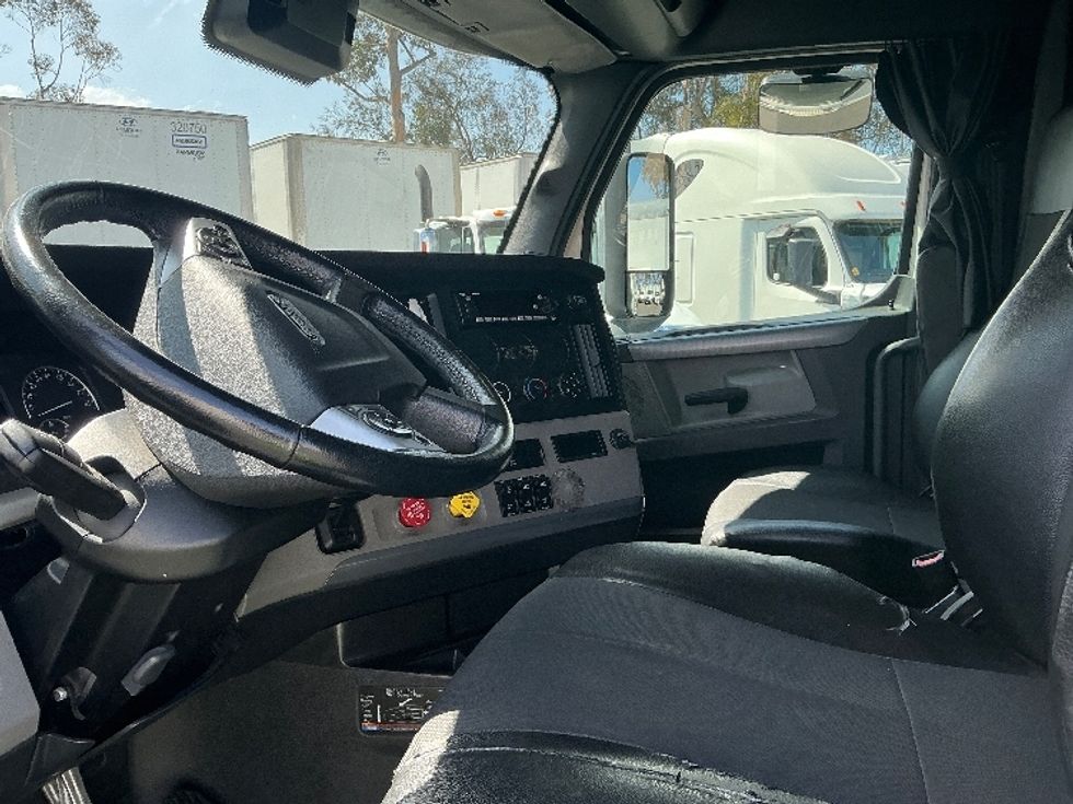 2022 Freightliner Cascadia 126" Sleeper Cab photo 8