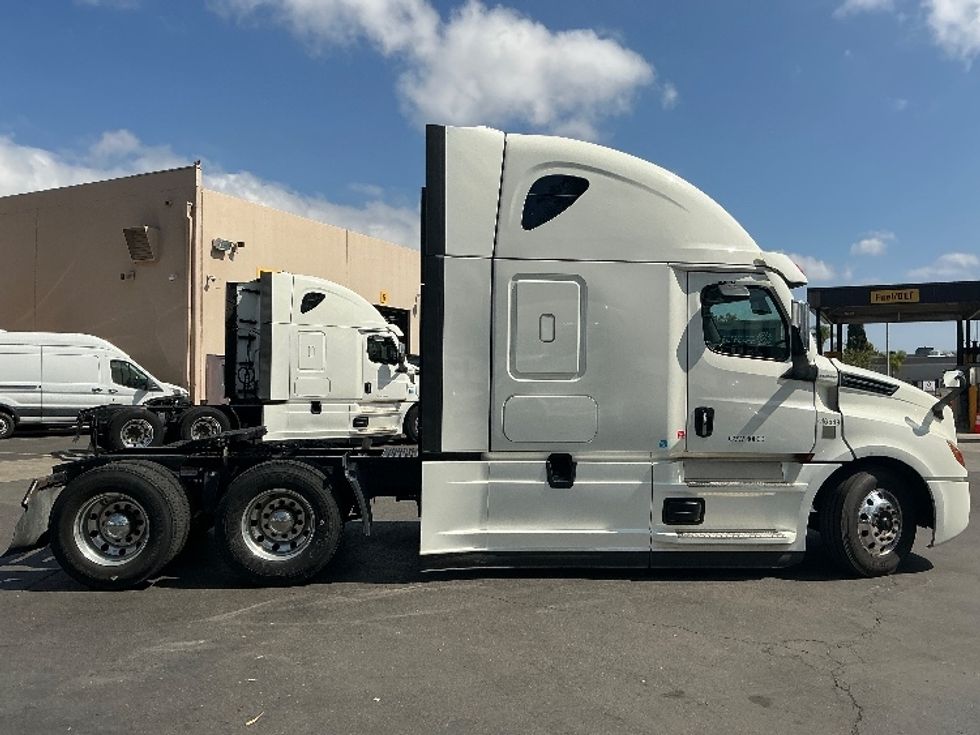 2022 Freightliner Cascadia 126" Sleeper Cab photo 9