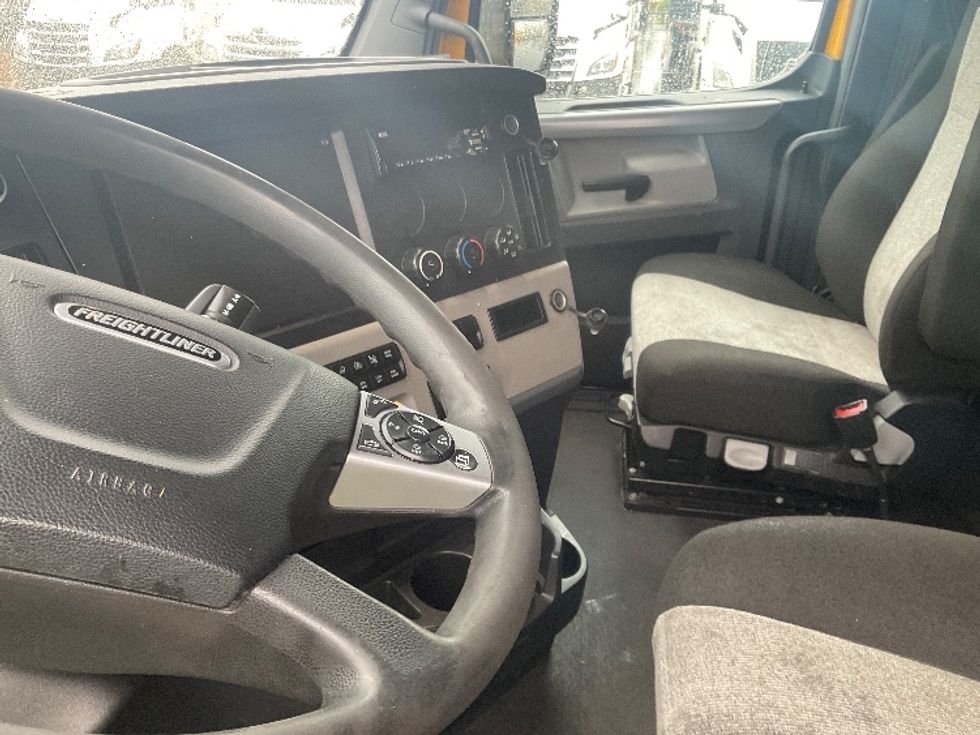 Sleeper Tractor-Heavy Duty Tractors-Freightliner-2022-T12664ST-Fontana-CA-426,421\n\t\tmiles-$ 73,000 - Image 10