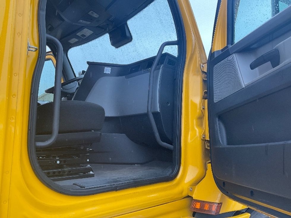 Sleeper Tractor-Heavy Duty Tractors-Freightliner-2022-T12664ST-Fontana-CA-426,421\n\t\tmiles-$ 73,000 - Image 13