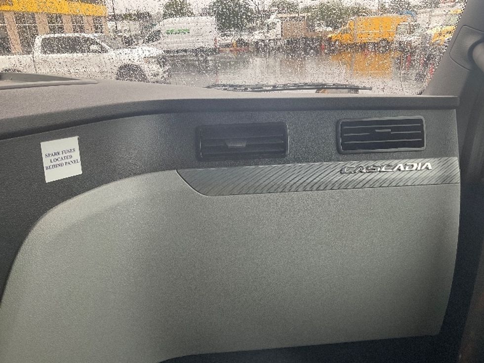 Sleeper Tractor-Heavy Duty Tractors-Freightliner-2022-T12664ST-Fontana-CA-426,421\n\t\tmiles-$ 73,000 - Image 14