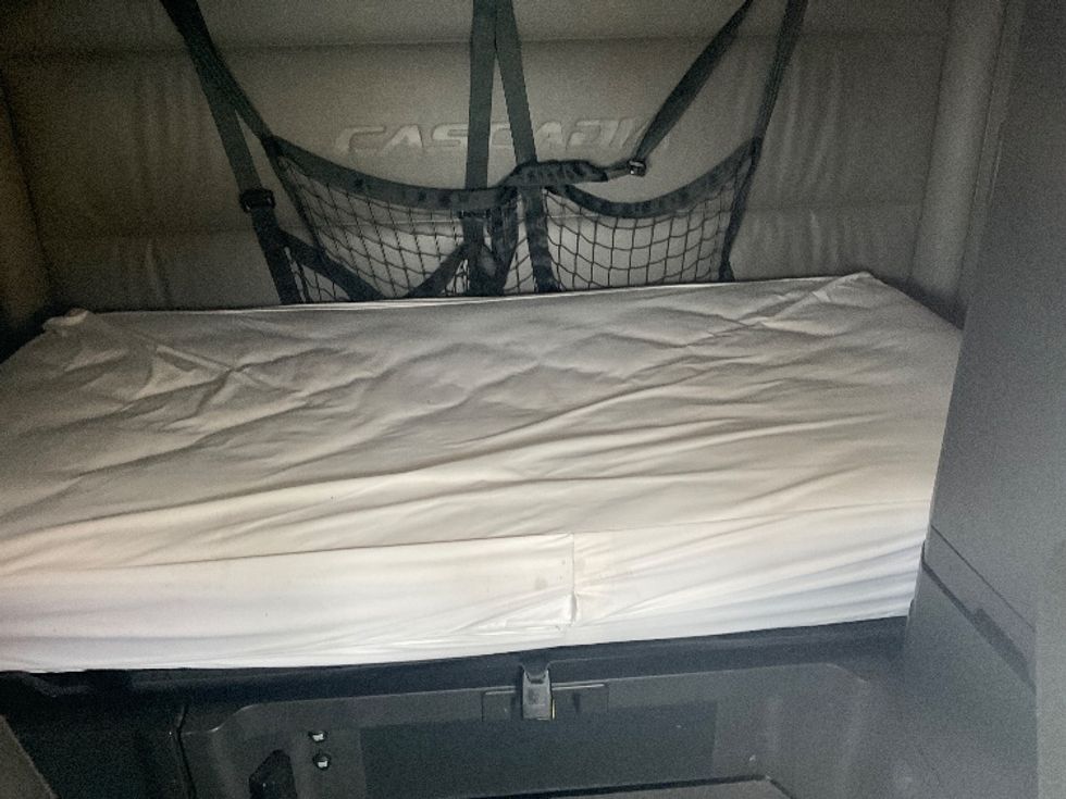 Sleeper Tractor-Heavy Duty Tractors-Freightliner-2022-T12664ST-Fontana-CA-426,421\n\t\tmiles-$ 73,000 - Image 17