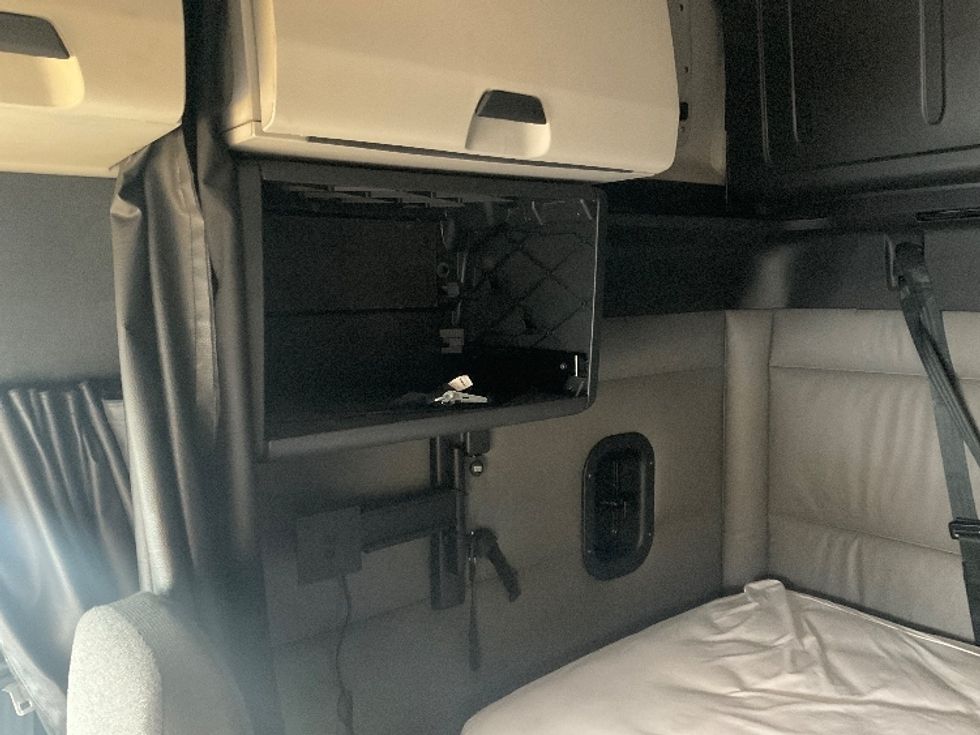 Sleeper Tractor-Heavy Duty Tractors-Freightliner-2022-T12664ST-Fontana-CA-426,421\n\t\tmiles-$ 73,000 - Image 19