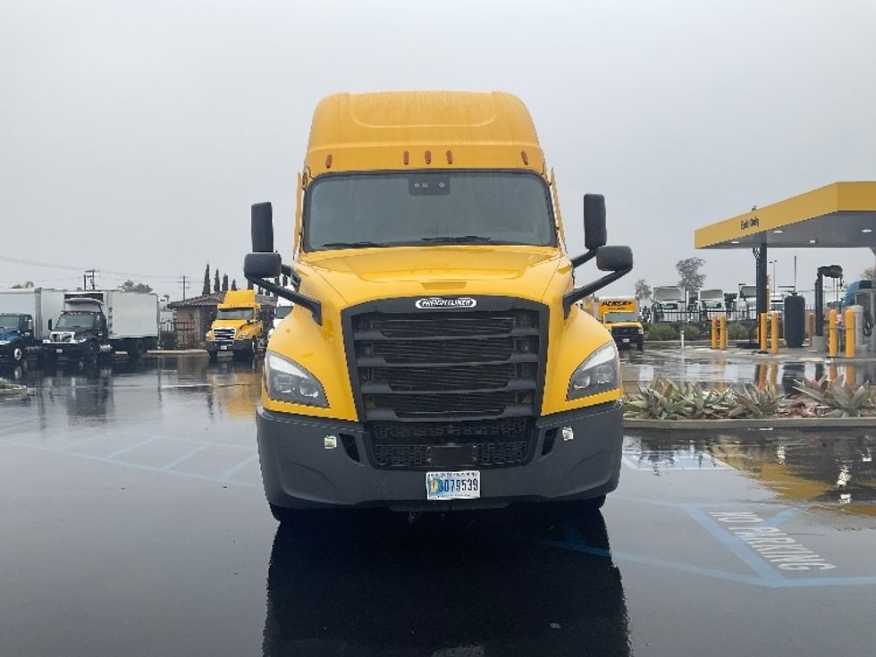 Sleeper Tractor-Heavy Duty Tractors-Freightliner-2022-T12664ST-Fontana-CA-426,421\n\t\tmiles-$ 73,000 - Image 2