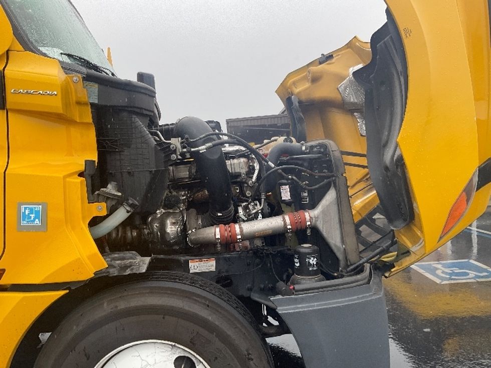 Sleeper Tractor-Heavy Duty Tractors-Freightliner-2022-T12664ST-Fontana-CA-426,421\n\t\tmiles-$ 73,000 - Image 20